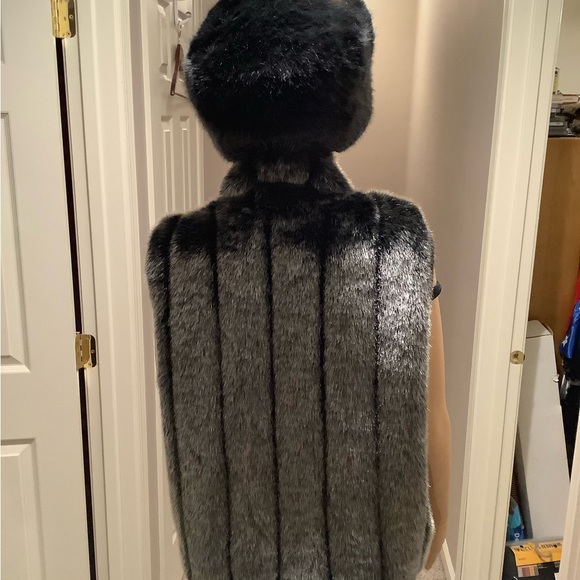 Elegant Black Faux Fur Vest Size Large - Picture 7 of 16